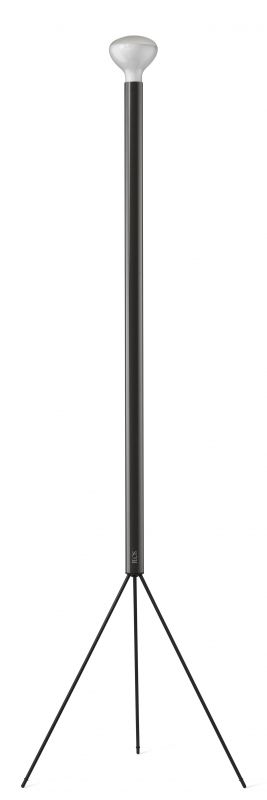 Schwarze Flos Luminator Stehleuchte mit Lampenschirm und filigranem, dreibeinigem Stativ für modernes Wohnambiente.